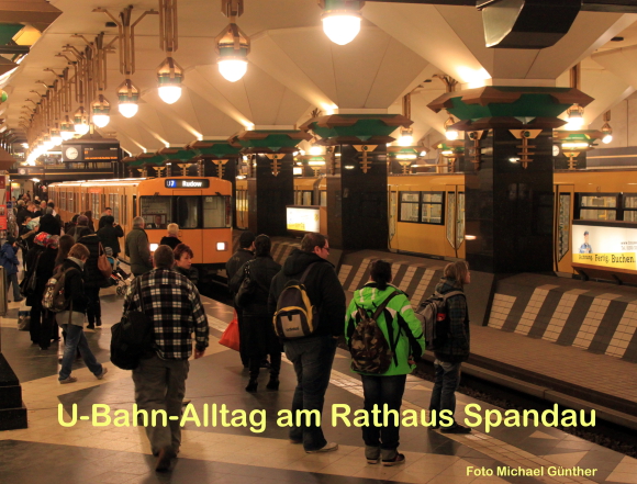 U-Bahn-Alltag am Rathaus Spandau